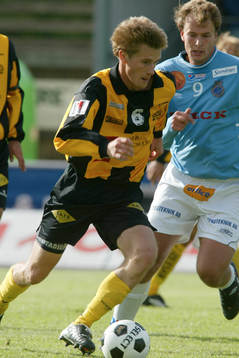 Tuomas Uusimäki, Häcken dribblar förbi Daniel Ytterbom,