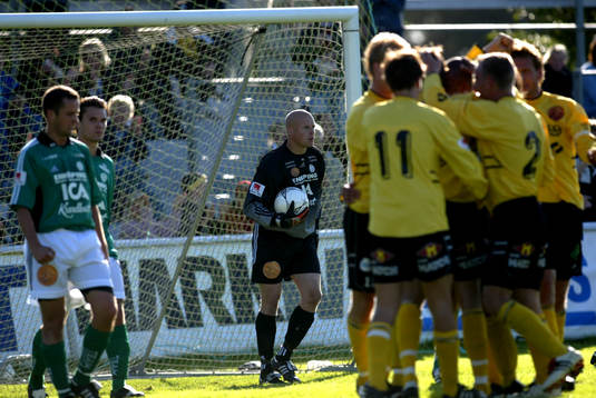 Henrik Johansson har plockat upp ett bakåtpass, och på