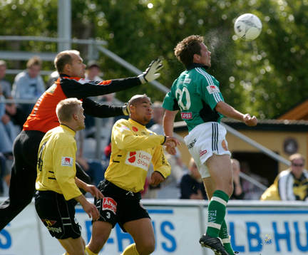 Tomas Andersson, Enköping, mot Mjällbys målvakt Fredrik
