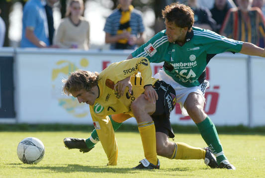 Robert Sjösten stoppar Johan Svensson