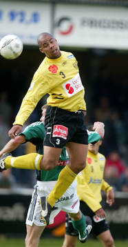1-0 skytten Marcus Senften når högst