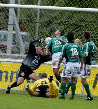 Marcus Senften (liggande) nickar in 1-0 mellan Henrik