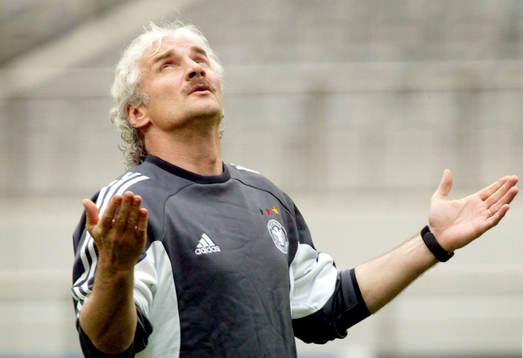 Rudi Völler verkar be högre makter om hjälp