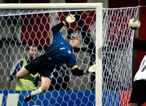 Oliver Kahn, Tyskland, gör en kanonräddning. Målvakt,