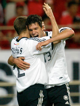 Michael Ballack gratuleras av Torsten Frings, Tyskland.