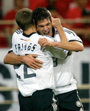 Michael Ballack gratuleras av Torsten Frings, Tyskland.