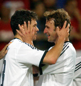 Michael Ballack gratuleras av Marco Bode, Tyskland. Jubel