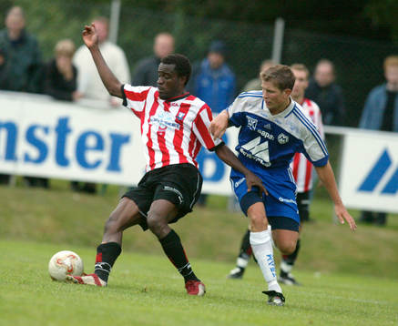 Peter Ijeh, Malmö dribblar här bort Mikael Thorén,