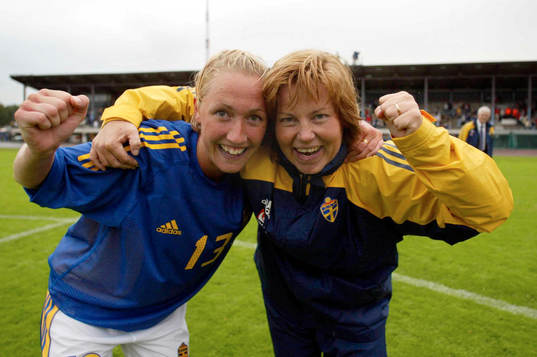 Anna-Maria Eriksson jublar ikapp med förbundskapten Marika