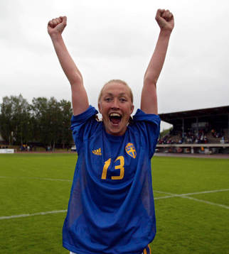 Anna-Maria Eriksson jublande glad