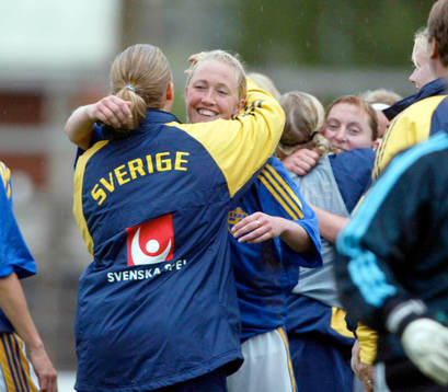 Tvåmålsskytten Anna-Maria Eriksson gratuleras