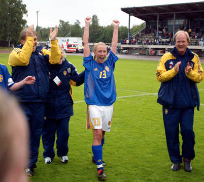 Tvåmålsskytten Anna-Maria Eriksson jublar (jubel)