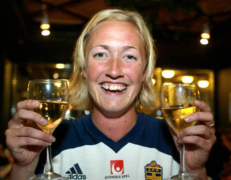 Tvåmålsskytten Anna-Maria-Eriksson skålar för VM i Kina