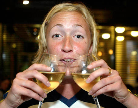 Tvåmålsskytten Anna-Maria-Eriksson skålar för VM i Kina