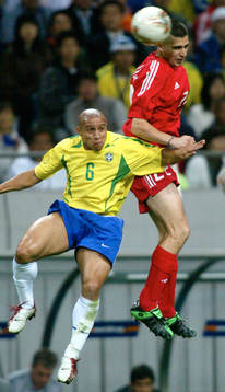 Roberto Carlos, Brasilien och Emre Belozoglu, Turkiet