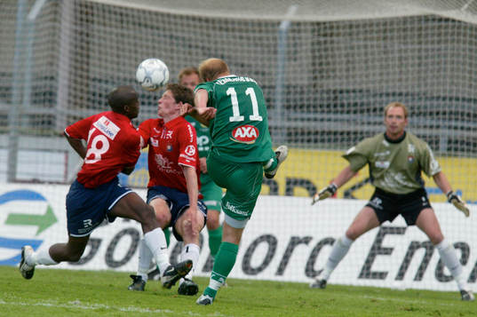 Andreas Hermansson skjuter mot Örgrytes mål