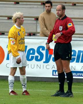 Två röda kort (rött kort) för IFK Malmö, här åker