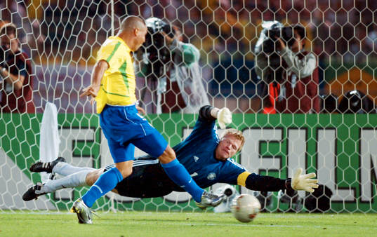 Ronaldo gör mål på  Oliver Kahn, Tyskland