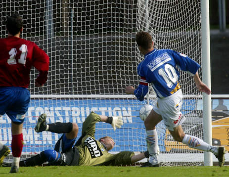 Jonas Nilsson slår in 1-1 på straff, förbi