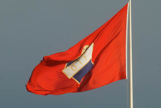 Flagga, Öster-flagga, vajar högt