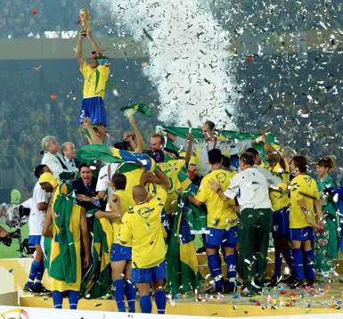 Cafu höjer bucklan och Brasilien är världsmästare