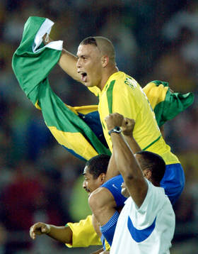 Ronaldo, Brasilien, i kungasits med flaggan i handen. Jubel