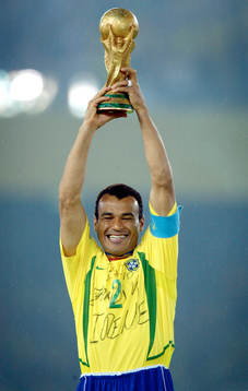Cafu höjer bucklan och Brasilien är världmästare