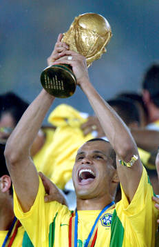 Rivaldo med bucklan. Glädje, pokal, buckla