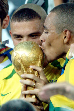 Ronaldo och Gilberto med bucklan. Buckla, pokal, glädje