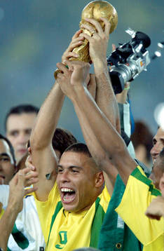 Brasilien världsmästare! Ronaldo höjer bucklan