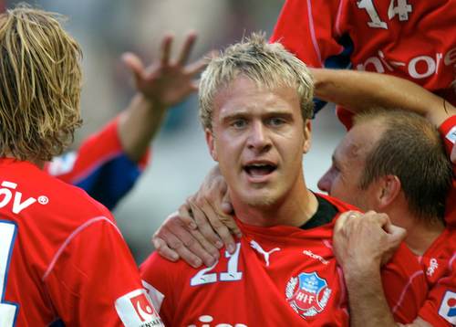 Tommi Grönlund med flera gratulerar Marcus Ekenberg