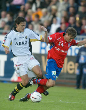 Stefan Ishizaki, AIK trycker på Martin Fribrock,