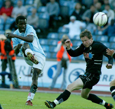 Matchhjälten Peter Ijeh, MAlmö och  Mikael Nilsson hinner