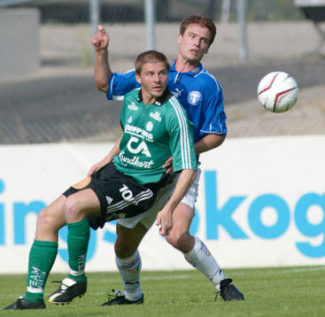 Olle Kullinger trycks i ryggen av Ola Larsson