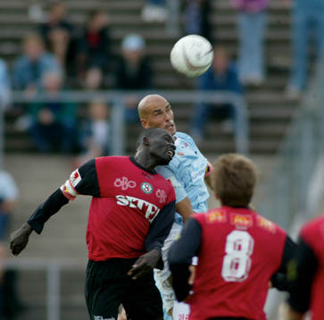 Daniel Majstorovic och Paul Oyuga nickduellerar. Nickduell