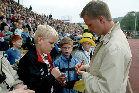 Tobias Linderoth skriver autografer
