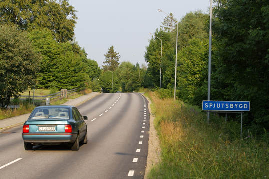 Trion härstammar från Spjutsbygd. Infarten till