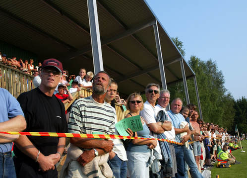 Folkfest, 3029 åskådare trängdes runt planen,