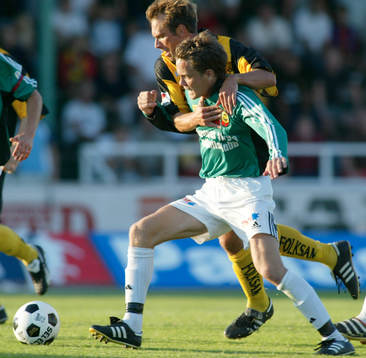 Jonas Axeldal brottas. Fasthållning