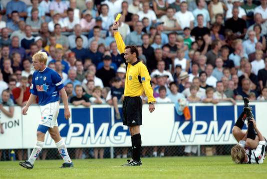 Petter Hansson, Halmstad. Gult kort, domare