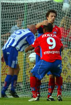 Alvaro Santos gratulerar 2-0-skytten Lars Bakkerud,