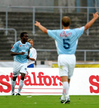 Nr 5 Mikael Roth, jublar åt Peter Ijeh, Malmö FF