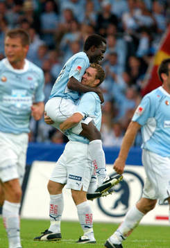 Skyttekungen Peter Ijeh firar sitt Hat-trick med att hoppa