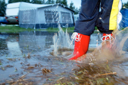 "Regnet det bara öser ner…"  Regn, stövlar