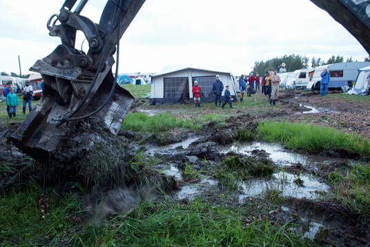"Regnet det bara öser ner…"  regn, lera