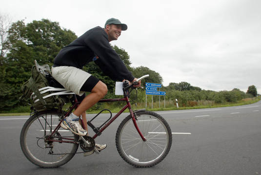 Rögle cyklar från Ängelholm till Kivik. På bilden Roger