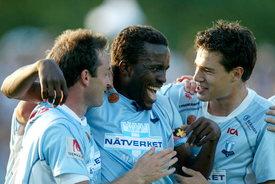 Peter Ijeh grattas av Hans Mattisson och Gudmunder Mete,