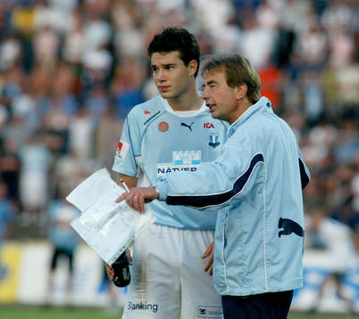 Tom Prahl, tränare, Malmö FF, ger instruktioner till