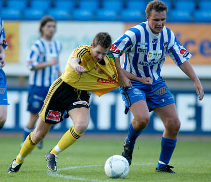 Tröjdragning. En Trelleborgare drar David Hansson i tröjan