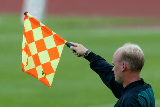 Rickard Pålsson, assisterande domare, linjedomare. Flagga